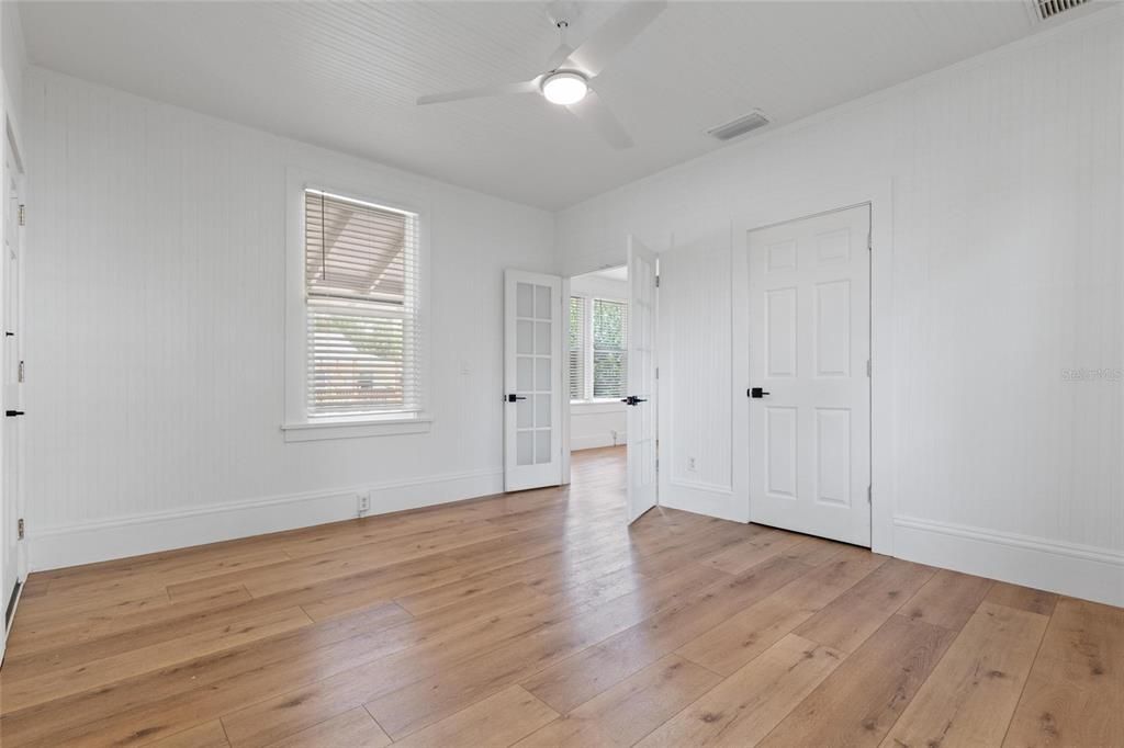 For Sale: $369,000 (2 beds, 1 baths, 865 Square Feet)