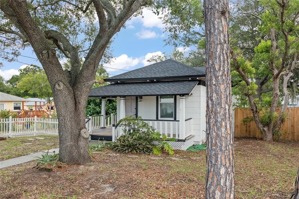 For Sale: $369,000 (2 beds, 1 baths, 865 Square Feet)