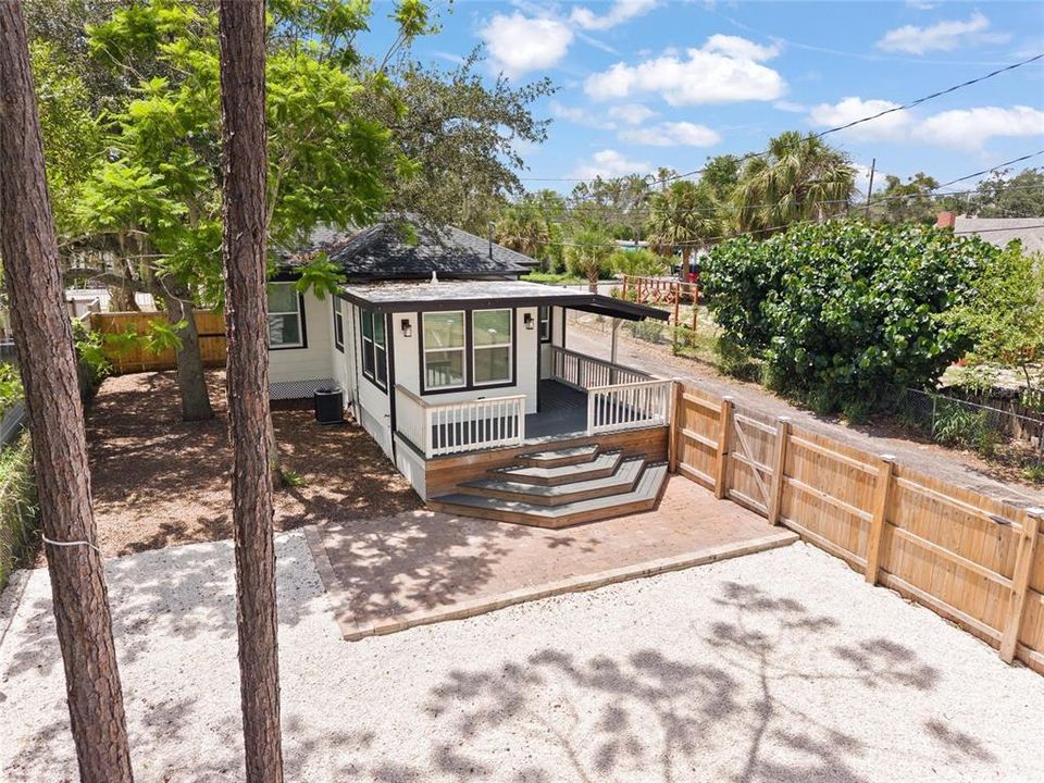 For Sale: $369,000 (2 beds, 1 baths, 865 Square Feet)