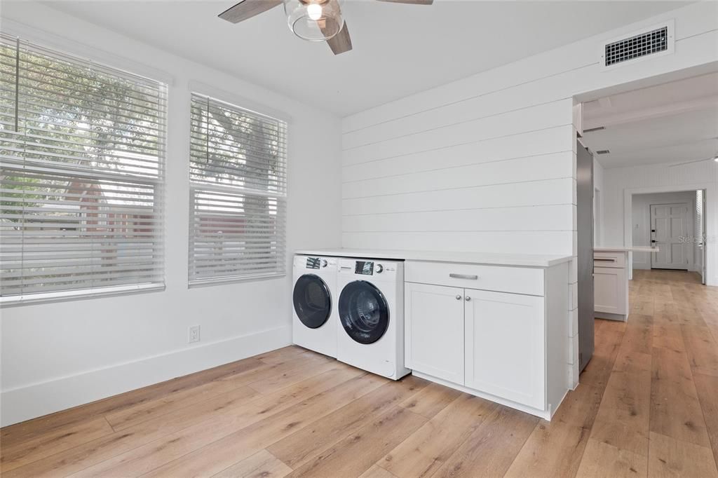 For Sale: $369,000 (2 beds, 1 baths, 865 Square Feet)