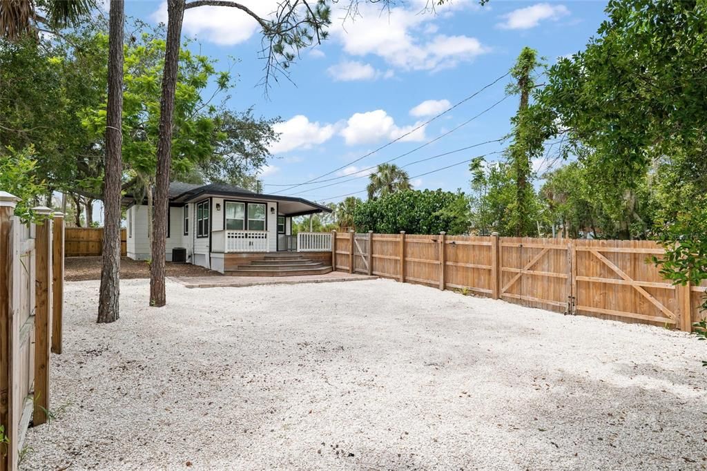 For Sale: $369,000 (2 beds, 1 baths, 865 Square Feet)