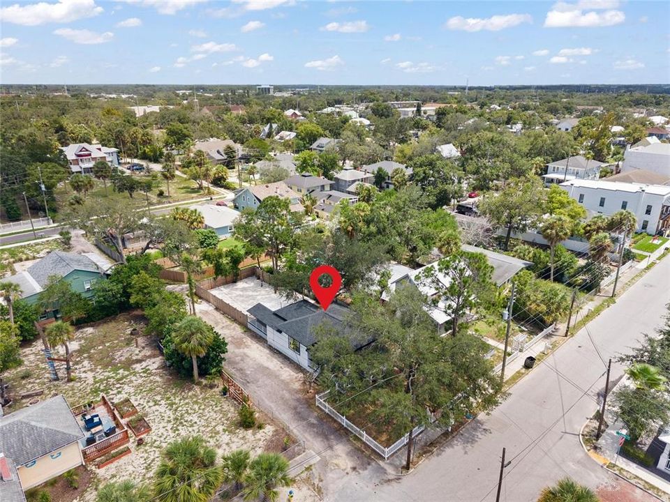For Sale: $369,000 (2 beds, 1 baths, 865 Square Feet)