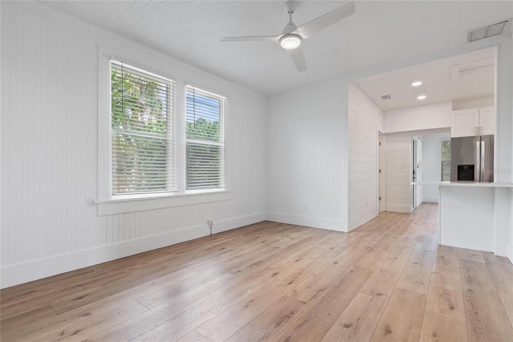 For Sale: $369,000 (2 beds, 1 baths, 865 Square Feet)