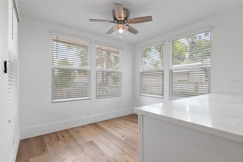 For Sale: $369,000 (2 beds, 1 baths, 865 Square Feet)