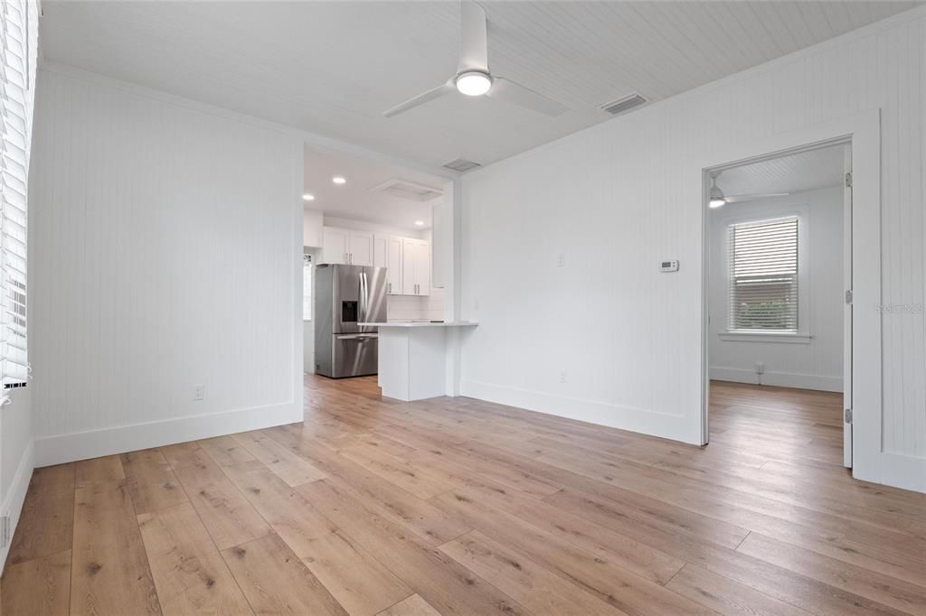 For Sale: $369,000 (2 beds, 1 baths, 865 Square Feet)