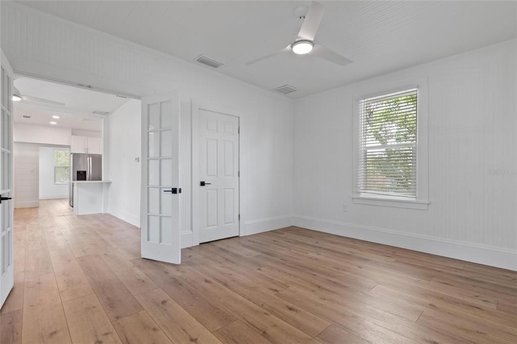 For Sale: $369,000 (2 beds, 1 baths, 865 Square Feet)