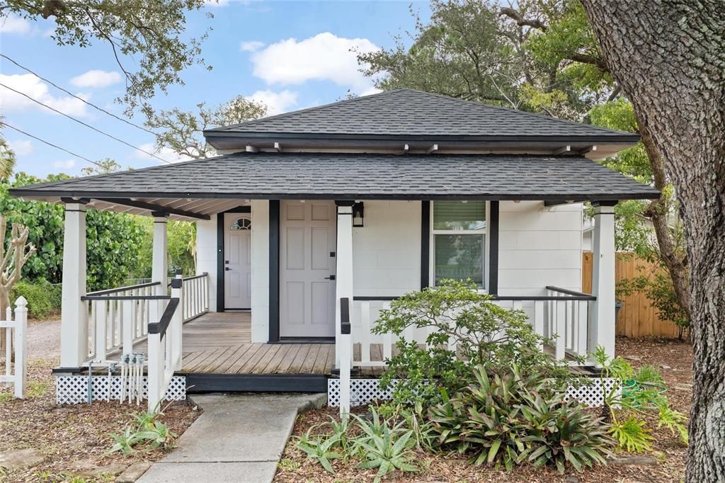 For Sale: $369,000 (2 beds, 1 baths, 865 Square Feet)