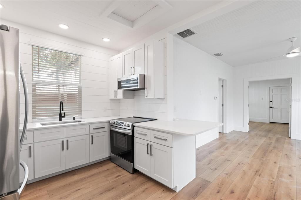 For Sale: $369,000 (2 beds, 1 baths, 865 Square Feet)