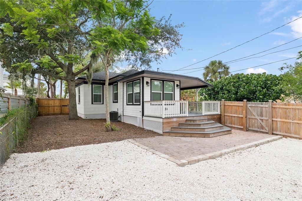 For Sale: $369,000 (2 beds, 1 baths, 865 Square Feet)