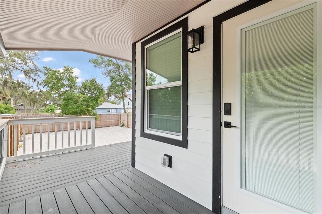 For Sale: $369,000 (2 beds, 1 baths, 865 Square Feet)