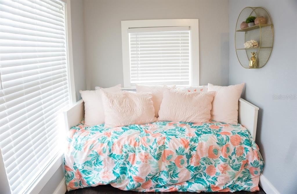 For Rent: $1,275 (0 beds, 1 baths, 350 Square Feet)