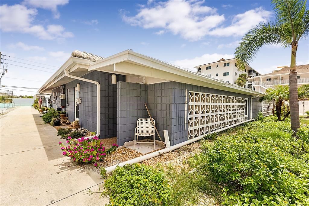For Sale: $375,000 (2 beds, 2 baths, 851 Square Feet)