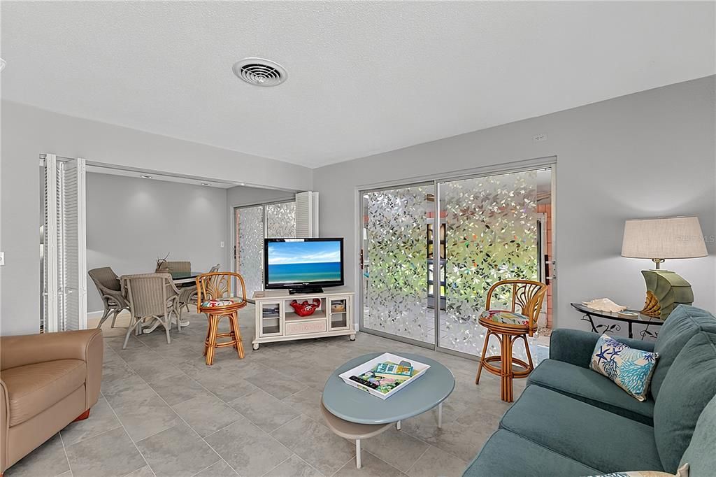 For Sale: $375,000 (2 beds, 2 baths, 851 Square Feet)