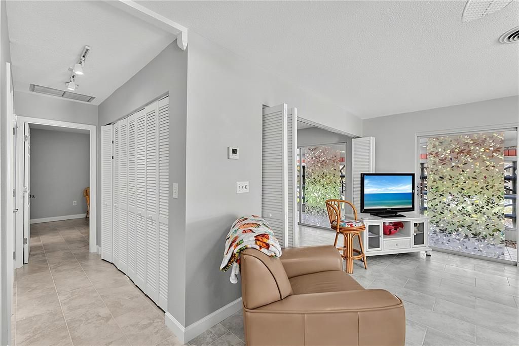 For Sale: $375,000 (2 beds, 2 baths, 851 Square Feet)