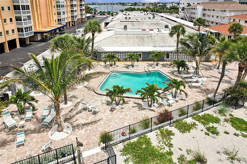 For Sale: $375,000 (2 beds, 2 baths, 851 Square Feet)
