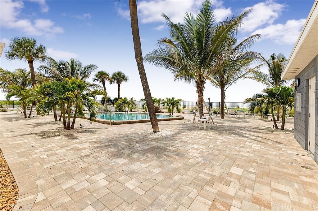 For Sale: $375,000 (2 beds, 2 baths, 851 Square Feet)