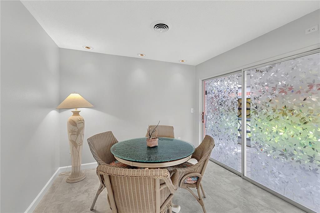 For Sale: $375,000 (2 beds, 2 baths, 851 Square Feet)
