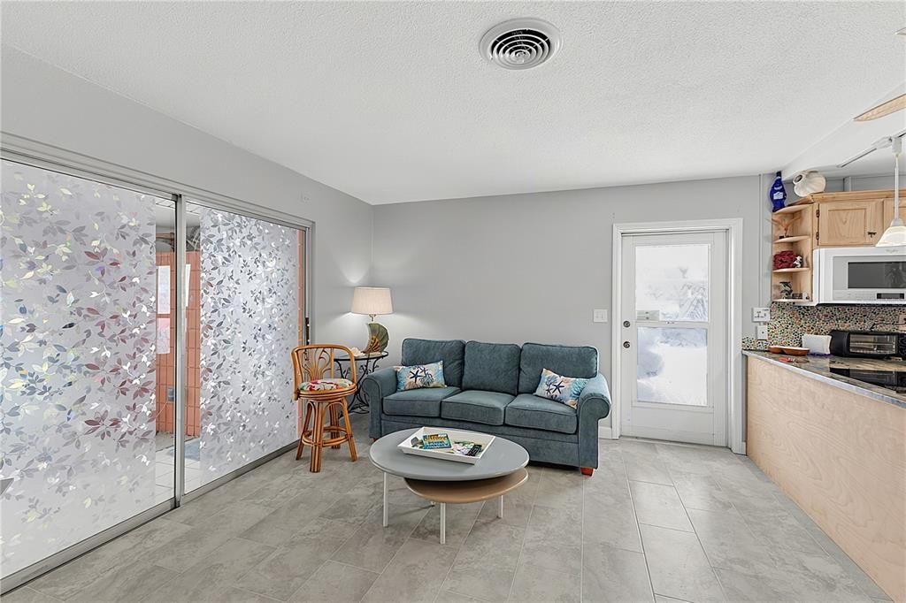 For Sale: $375,000 (2 beds, 2 baths, 851 Square Feet)
