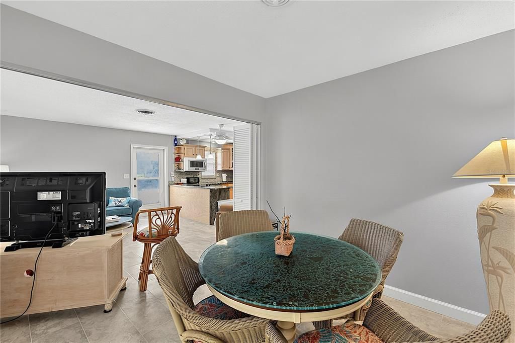 For Sale: $375,000 (2 beds, 2 baths, 851 Square Feet)