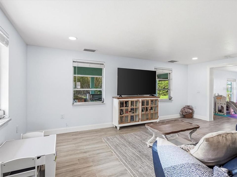 For Sale: $289,900 (3 beds, 2 baths, 1432 Square Feet)