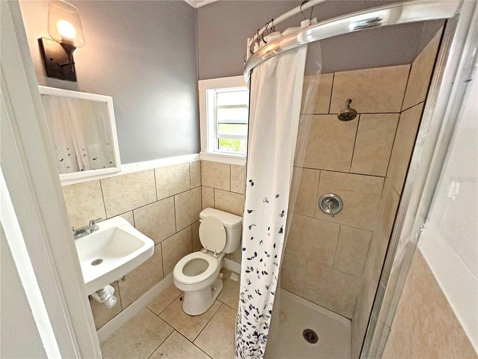 For Rent: $2,000 (4 beds, 2 baths, 1780 Square Feet)