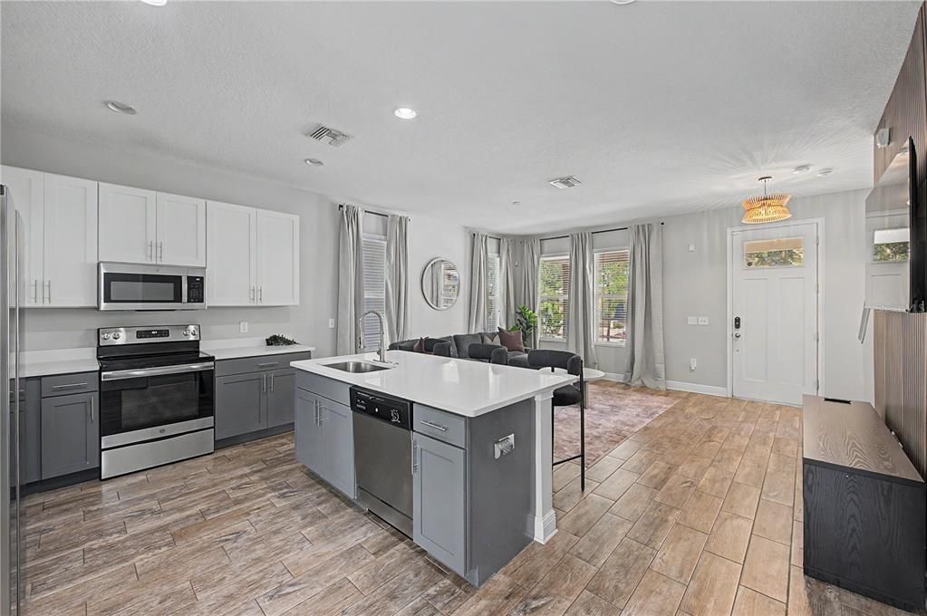 For Rent: $3,950 (3 beds, 2 baths, 1672 Square Feet)