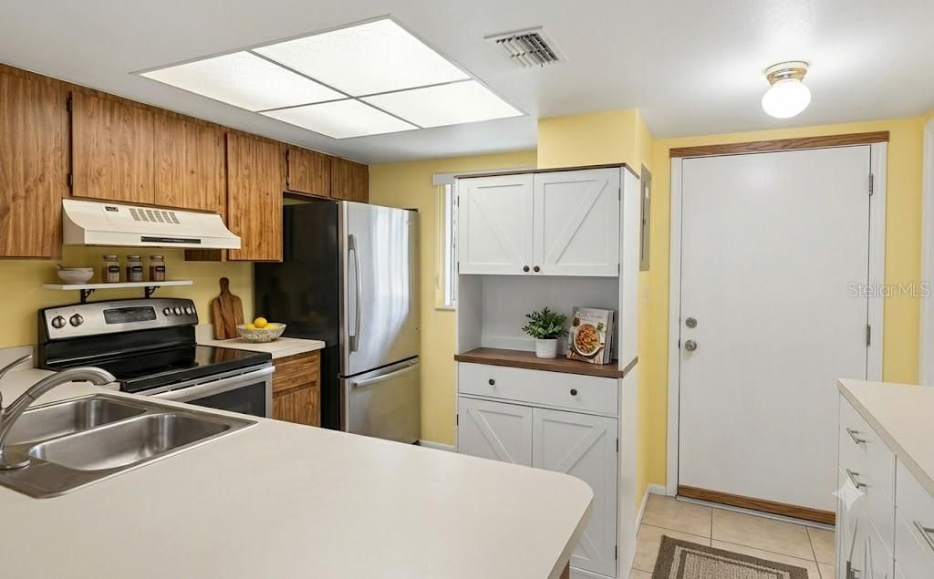 For Sale: $125,000 (2 beds, 2 baths, 886 Square Feet)