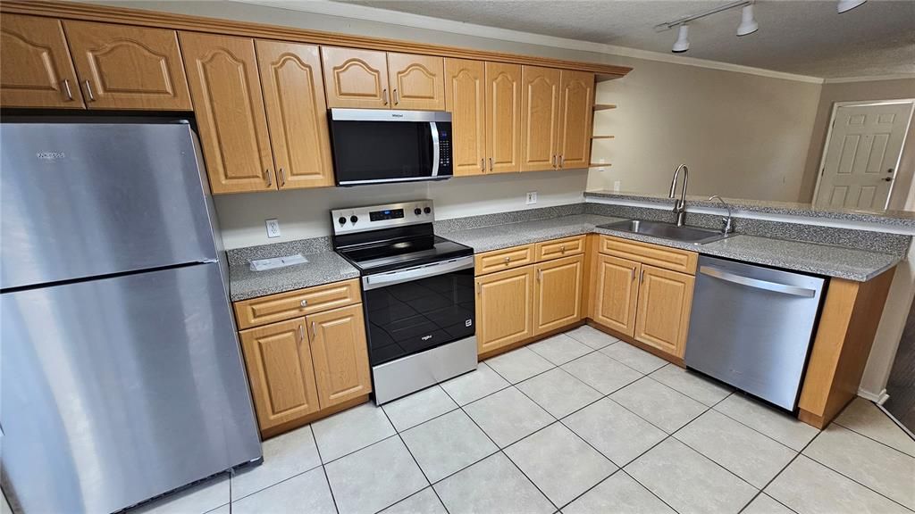 For Sale: $164,900 (2 beds, 2 baths, 840 Square Feet)