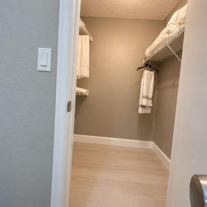 For Sale: $169,900 (2 beds, 2 baths, 1101 Square Feet)