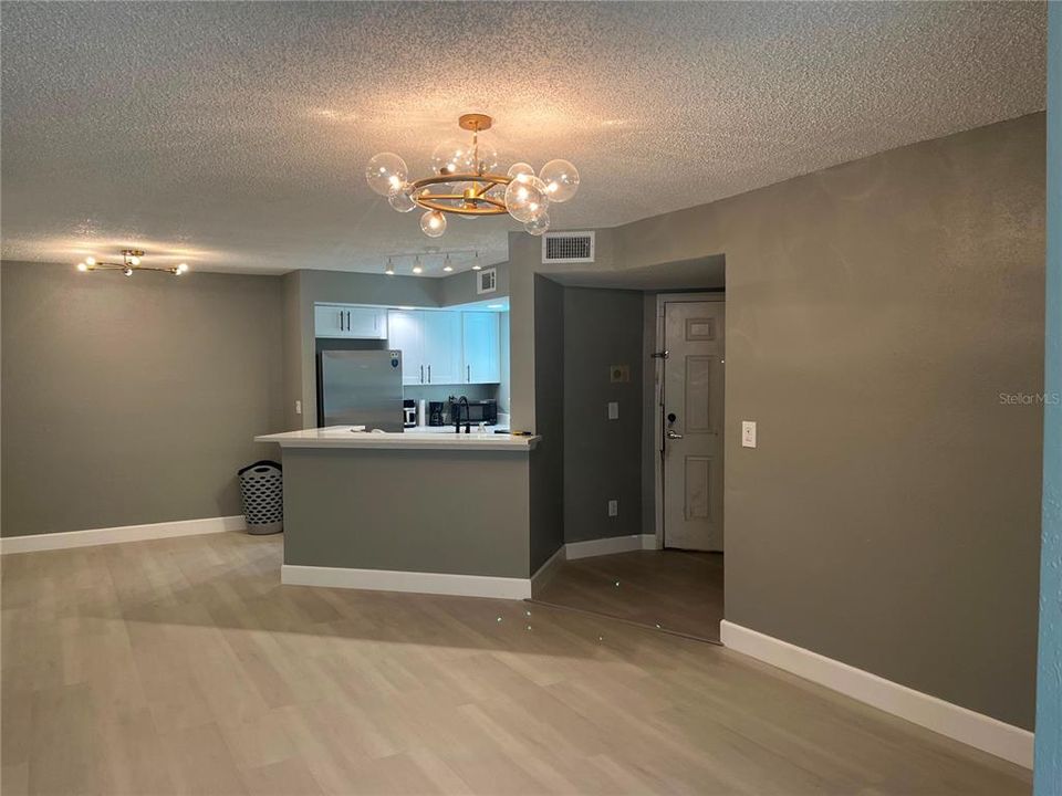 For Sale: $169,900 (2 beds, 2 baths, 1101 Square Feet)