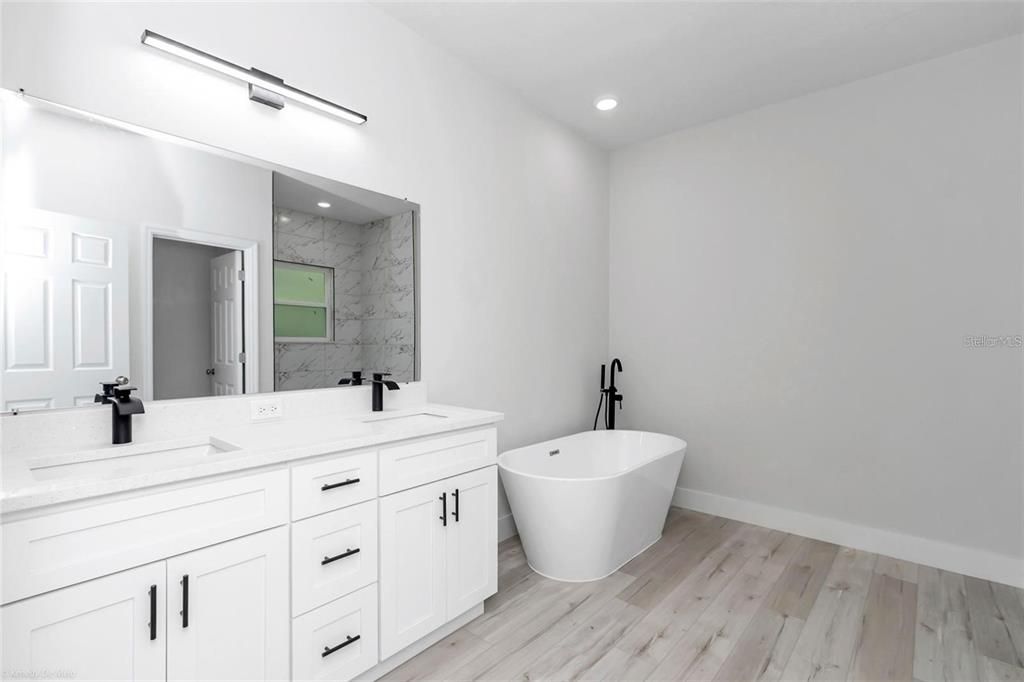 For Rent: $1,900 (4 beds, 2 baths, 1765 Square Feet)