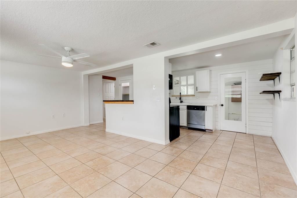 For Rent: $1,775 (2 beds, 1 baths, 1077 Square Feet)