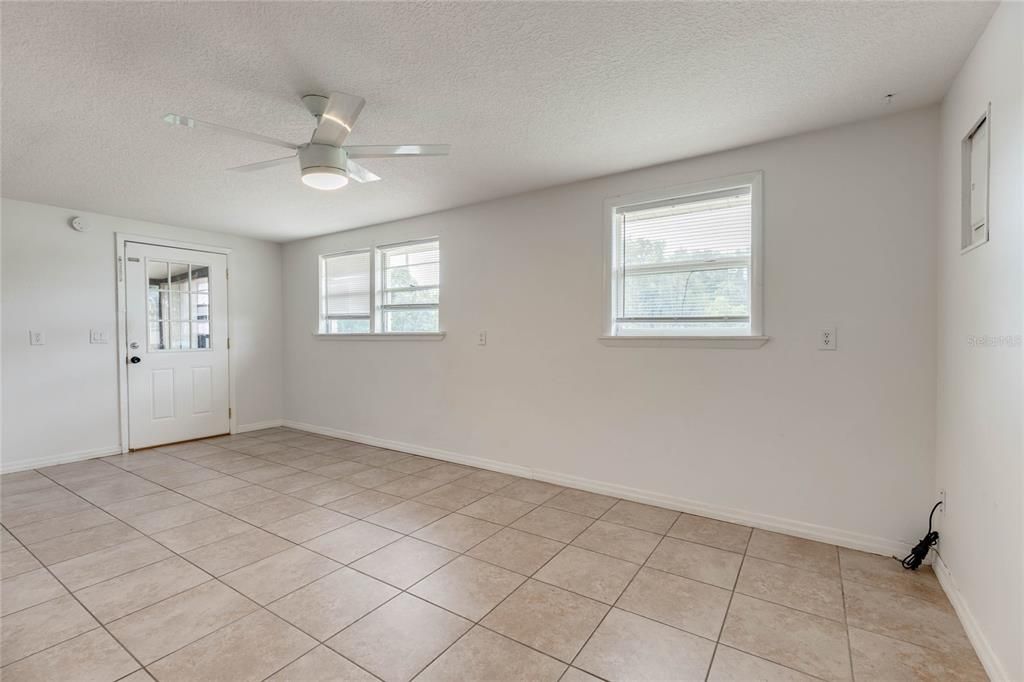 For Rent: $1,775 (2 beds, 1 baths, 1077 Square Feet)