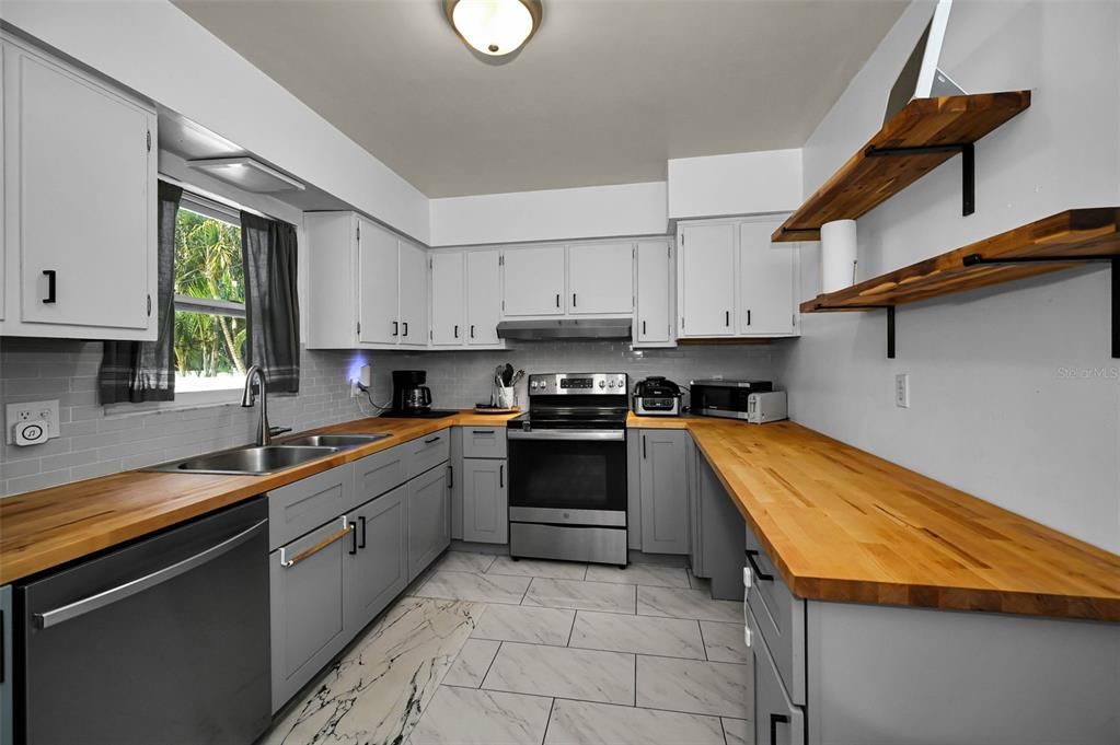 Active With Contract: $369,500 (2 beds, 2 baths, 1245 Square Feet)