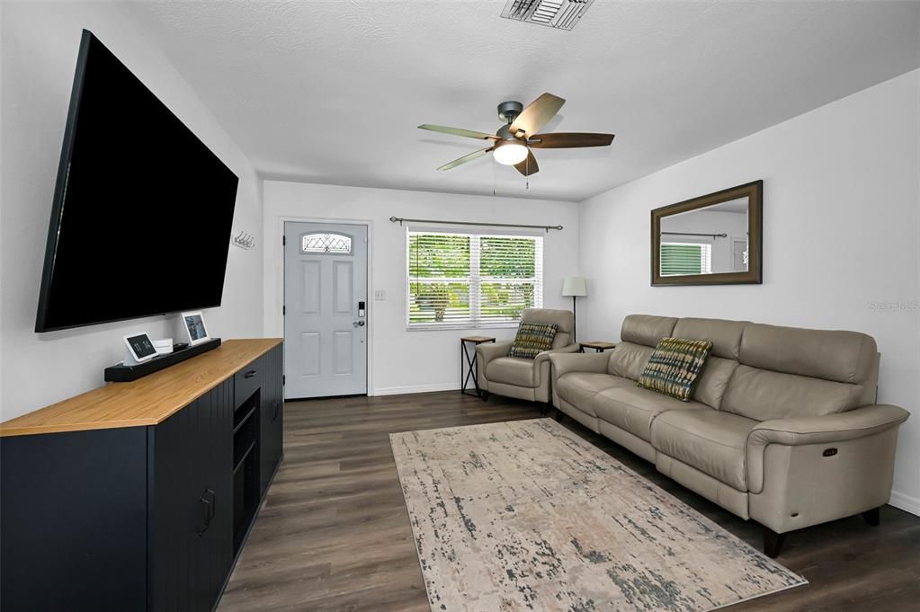 Active With Contract: $369,500 (2 beds, 2 baths, 1245 Square Feet)