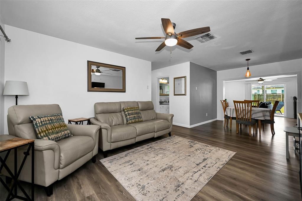 Active With Contract: $369,500 (2 beds, 2 baths, 1245 Square Feet)