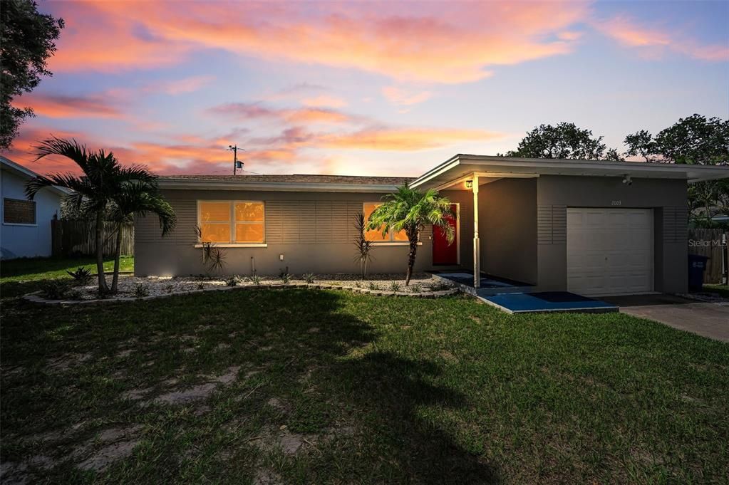 Active With Contract: $369,500 (2 beds, 2 baths, 1245 Square Feet)