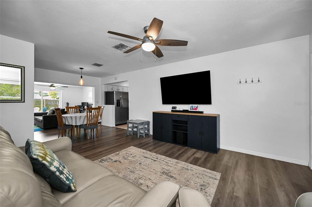 Active With Contract: $369,500 (2 beds, 2 baths, 1245 Square Feet)