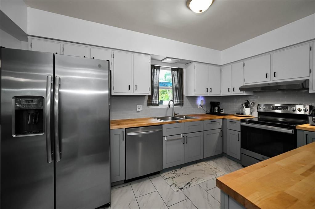 Active With Contract: $369,500 (2 beds, 2 baths, 1245 Square Feet)