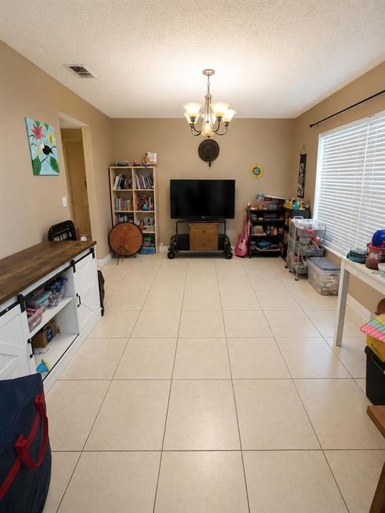 En Venta: $346,000 (4 camas, 2 baños, 2380 Pies cuadrados)