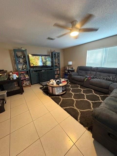 En Venta: $346,000 (4 camas, 2 baños, 2380 Pies cuadrados)