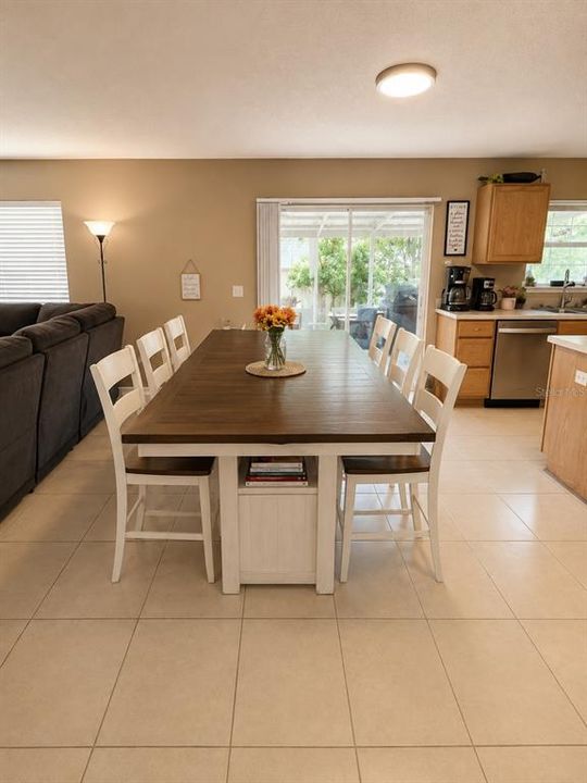 En Venta: $346,000 (4 camas, 2 baños, 2380 Pies cuadrados)