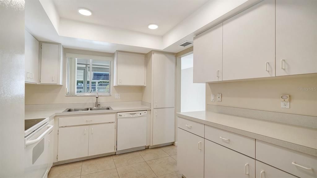 For Sale: $169,000 (2 beds, 2 baths, 1332 Square Feet)