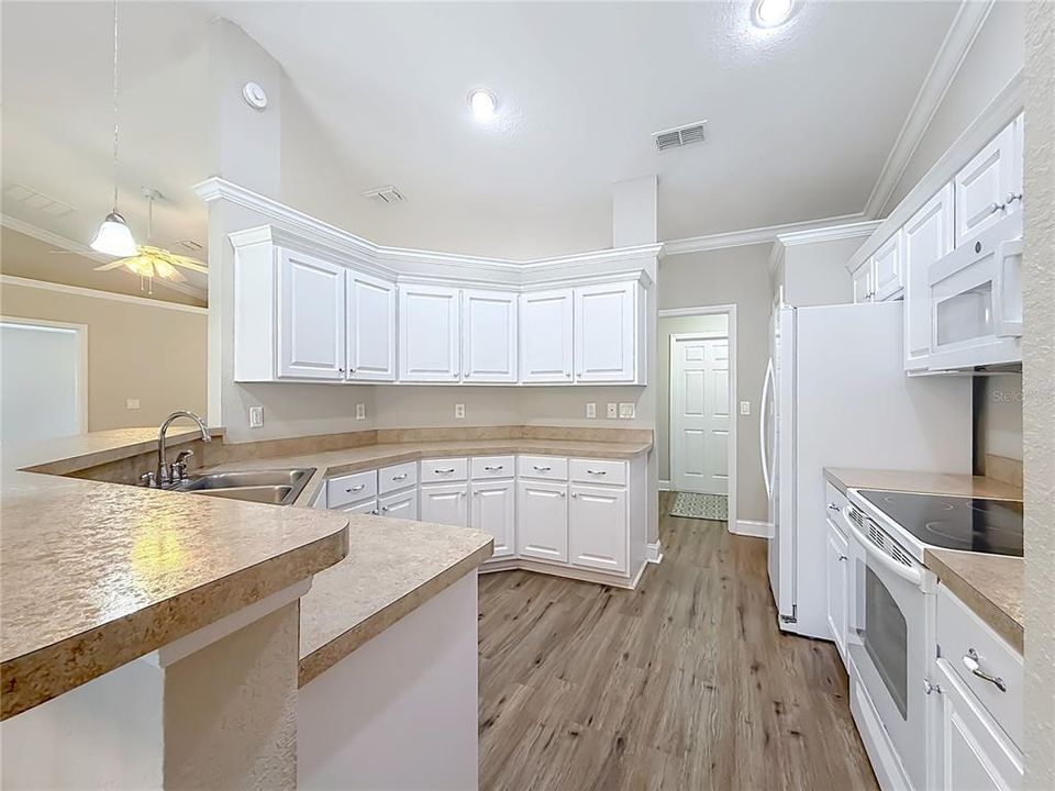 For Sale: $299,500 (3 beds, 2 baths, 1612 Square Feet)