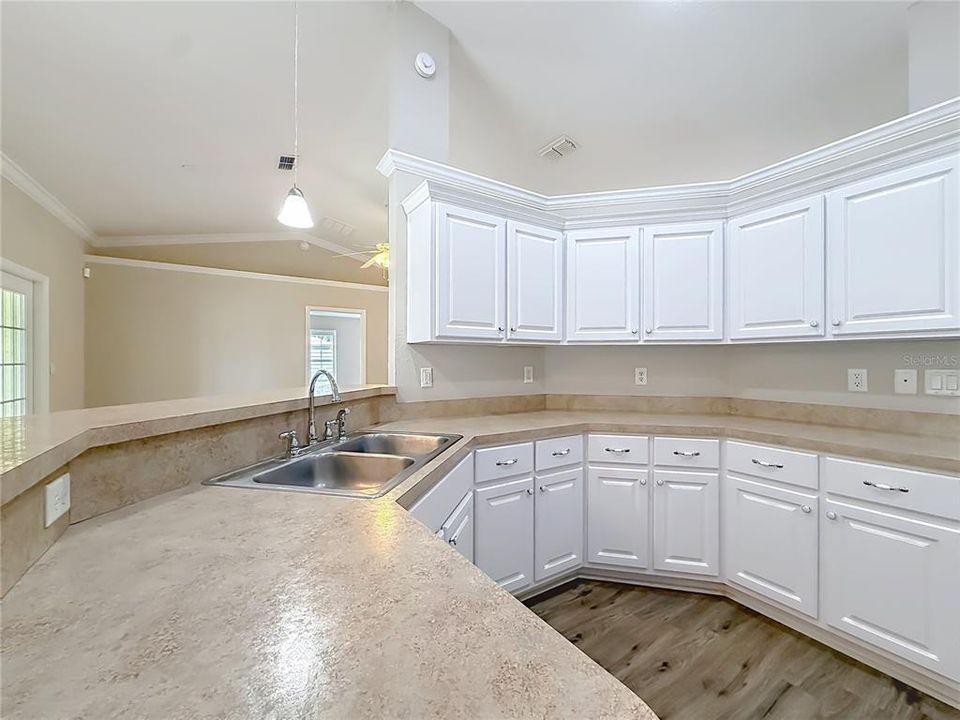 For Sale: $299,500 (3 beds, 2 baths, 1612 Square Feet)