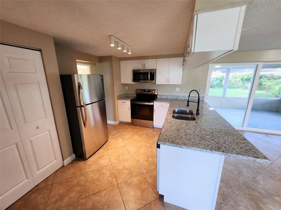 For Sale: $259,900 (2 beds, 2 baths, 1368 Square Feet)