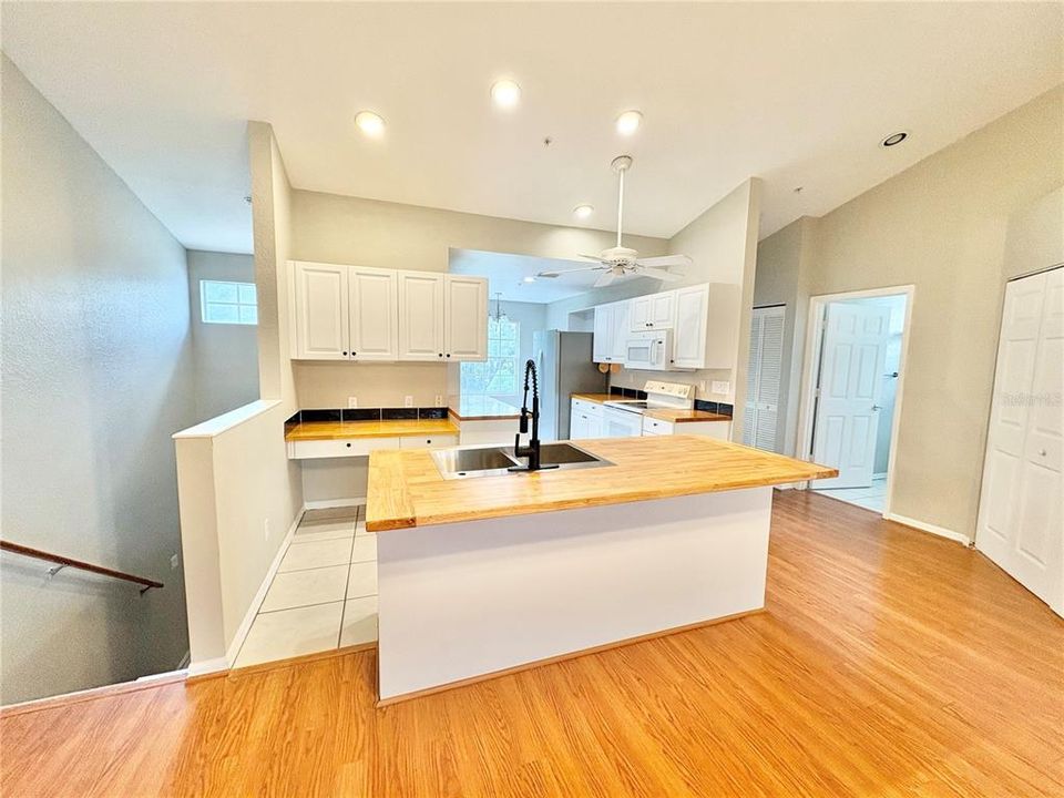 For Rent: $1,950 (2 beds, 2 baths, 1346 Square Feet)