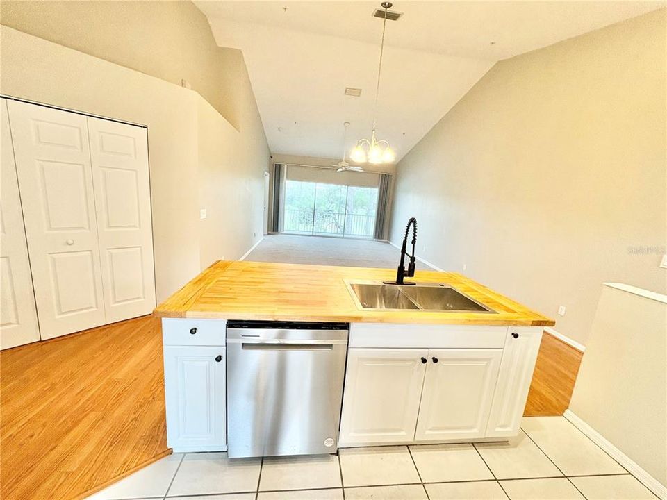 For Rent: $1,950 (2 beds, 2 baths, 1346 Square Feet)
