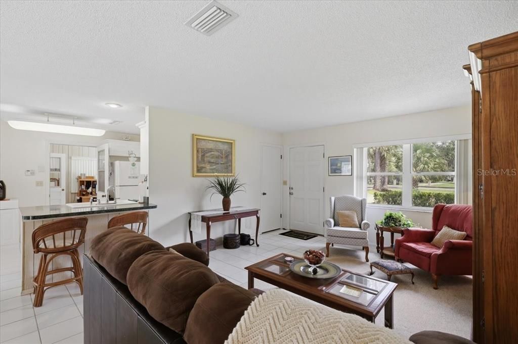 For Sale: $329,900 (2 beds, 1 baths, 1210 Square Feet)