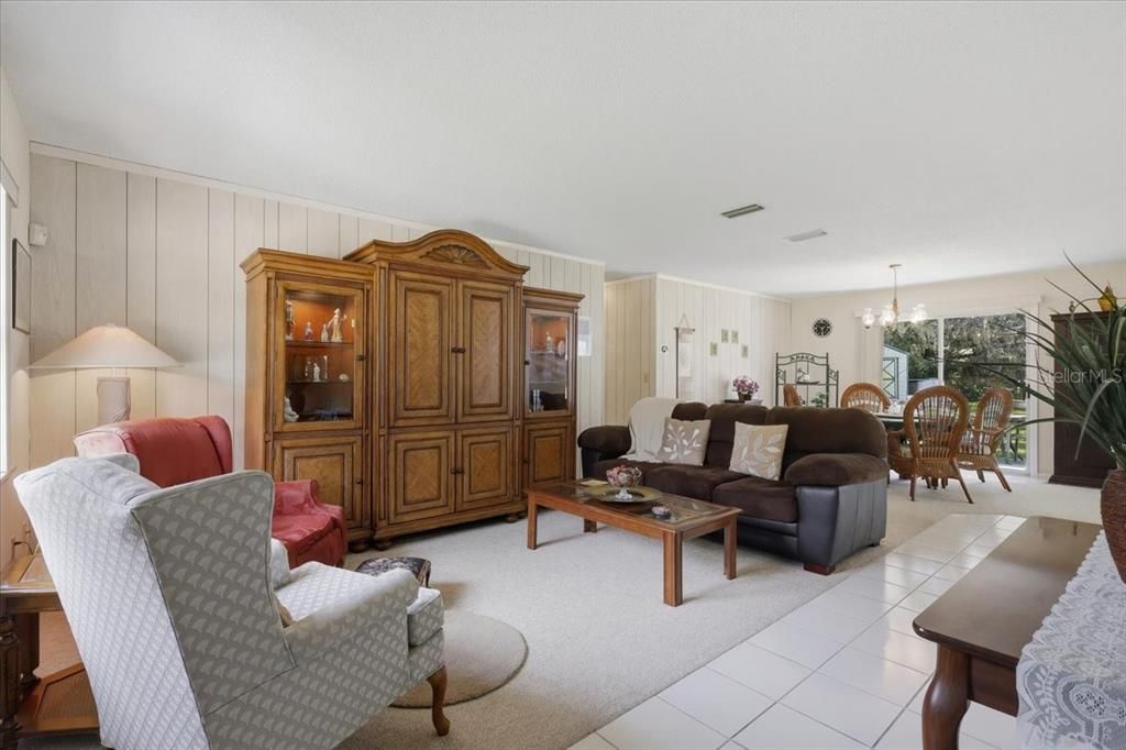For Sale: $329,900 (2 beds, 1 baths, 1210 Square Feet)